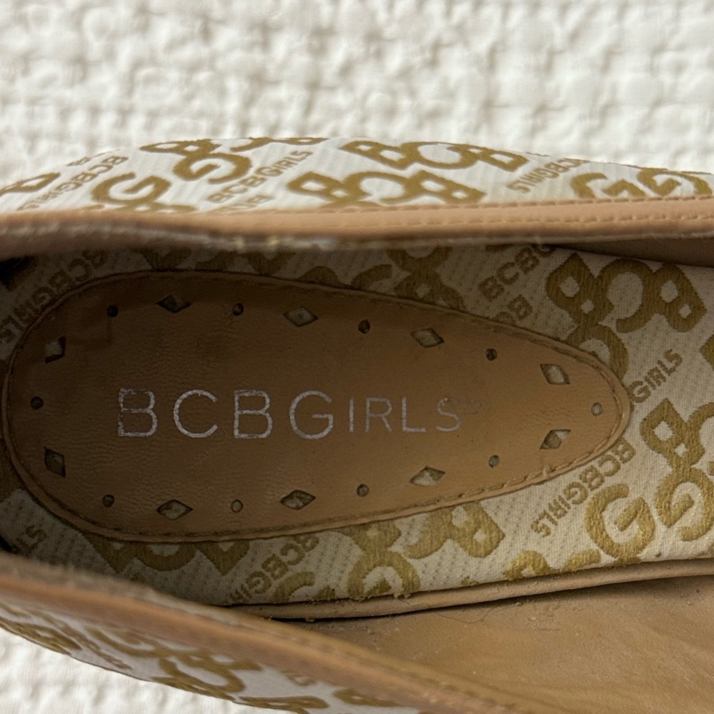 Vintage BCBG ALL Over Monogram Pointed Toe Heels & Leather Bows Women’s Size 9 - Picture 9 of 11